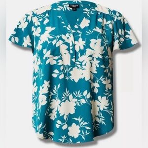 🩵 Torrid 6X Floral Harper Top